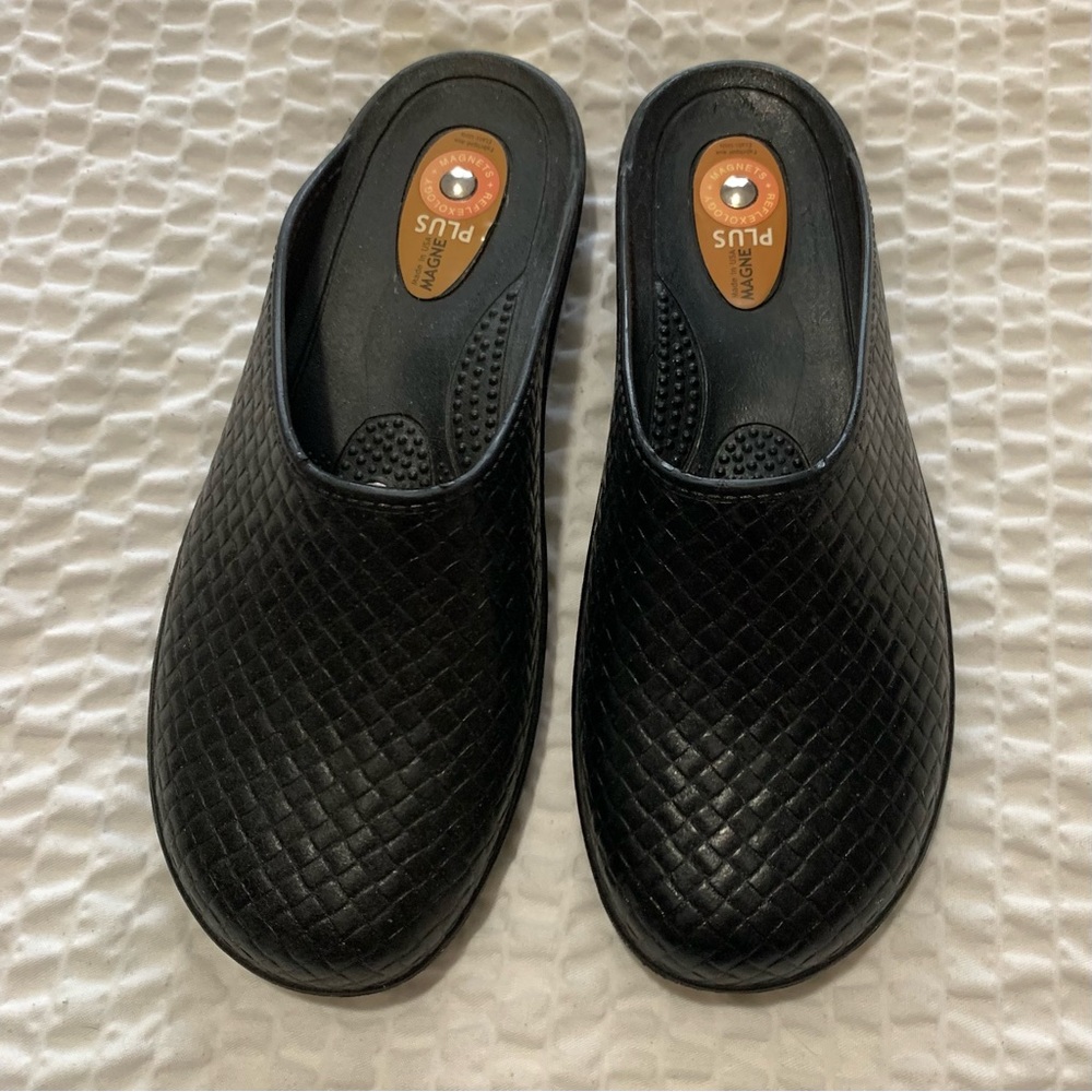 Women's Okabashi Magnet Clogs